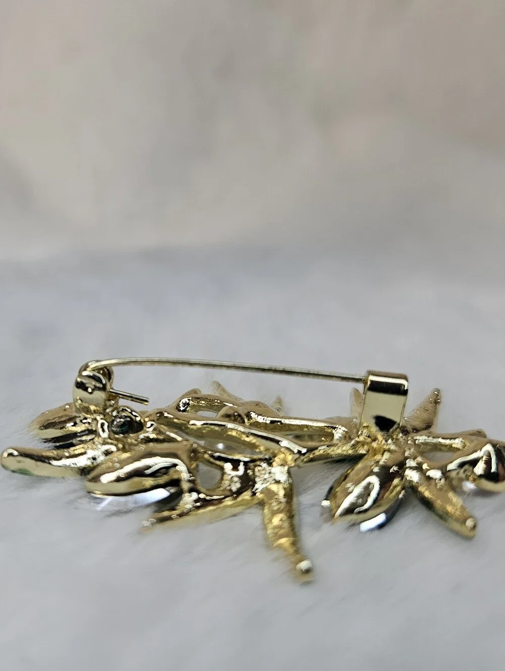 Vintage Style Gold Tone Green Crystal Leaf Brooch with Pearls